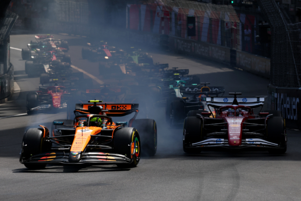 2025年5月25日,F1大獎賽摩納哥站正賽,杆位發車的麥拿侖英國車手羅禮士(Lando Norris)率先衝線,奪得賽季第二冠。圖為摩納哥站正賽起跑,羅禮士領先進入第一個彎道瞬間。(Mark Thompson/Getty Images)