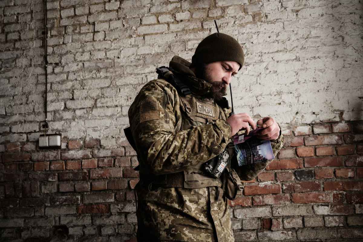 2023年2月16日，烏克蘭巴赫穆特（Bakhmut），俄羅斯軍隊逐步進逼，一名烏克蘭軍人正在等待向俄羅斯陣地發射迫擊砲的命令。（Yasuyoshi Chiba/AFP）