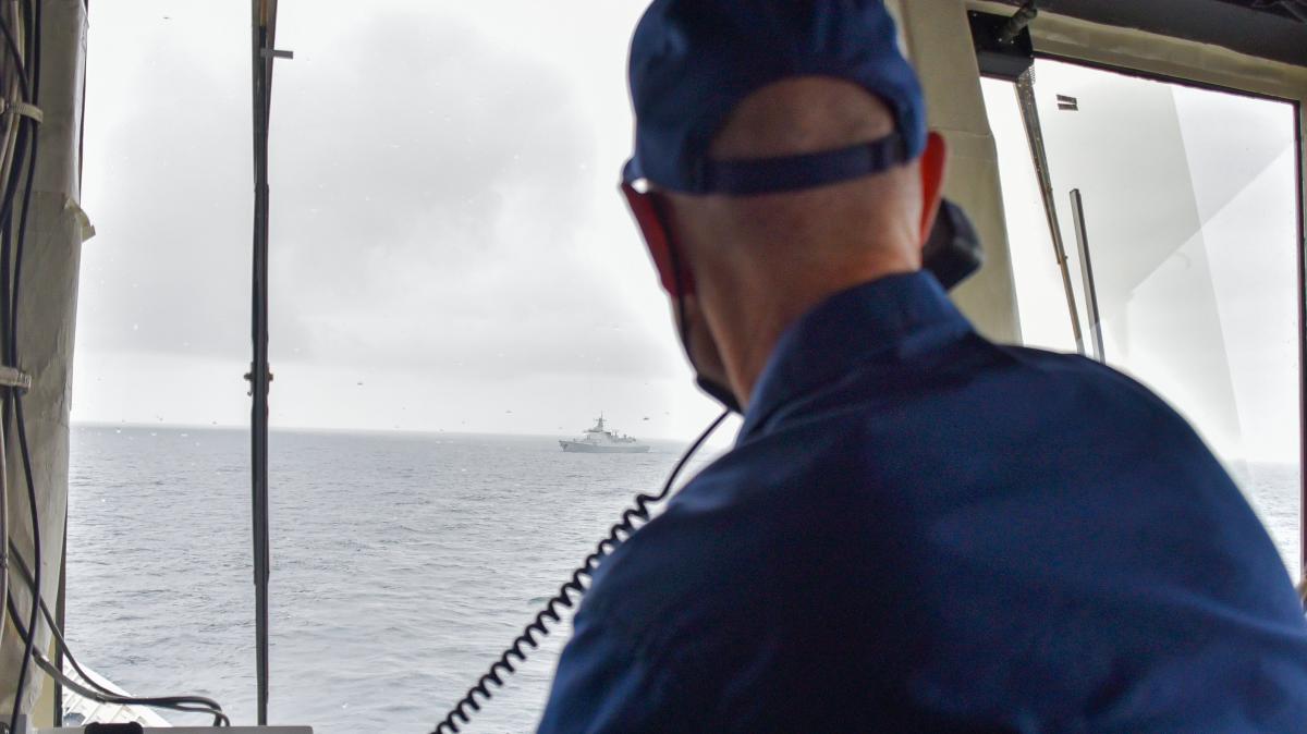 美軍「伯索夫號」的指揮官布朗（Tim Brown）船長與一艘進入美國經濟海域的中共艦艇進行交流。（美國國防部網站）
