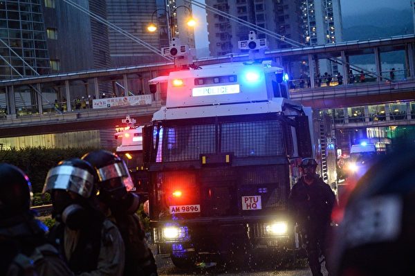 2019年8月25日，警方在香港荃灣的抗議活動中出動水炮車驅趕民眾。（PHILIP FONG/AFP/Getty Images）