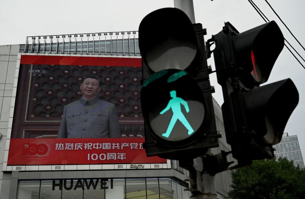7月1日，北京街頭的一個大屏幕正在播放習近平參加黨慶活動的畫面。（Noel Celis/AFP via Getty Images）