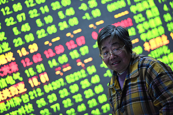 2015年11月27日，浙江杭州一家證券交易所顯示的股票市場走勢。（AFP/Getty Images）