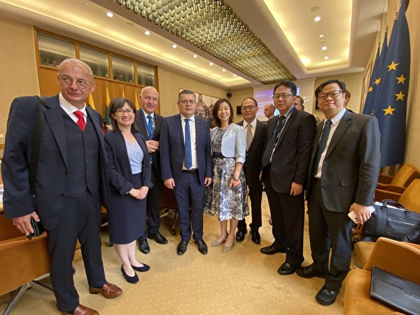 烏克蘭國會外交委員會主席梅列日科（Oleksandr Merezhko，中）7月訪問立陶宛時與台灣代表團會晤。（梅列日科推特）