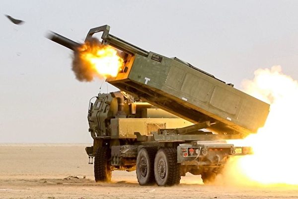 2022年8月31日，烏克蘭軍方展示美國援助的海馬斯高機動火箭系統（HIMARS）發射ATACMS 戰術導彈，最大射程可達300公里。（烏克蘭國防部）