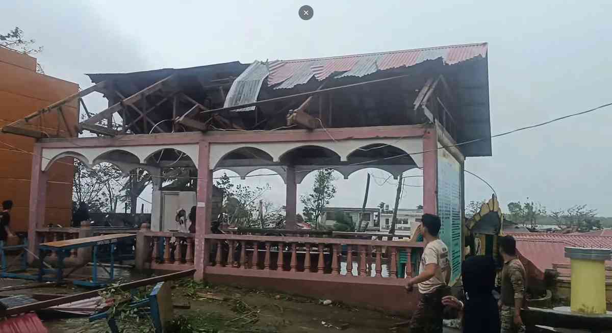 2025年9月26日,颱風「博羅依」過境後,菲律賓馬斯巴特省(Masbate)巴圖安鎮(Batuan town)一座教堂旁邊的建築屋頂被掀翻。(Handout/Engineer Jerome Martinez/AFP)