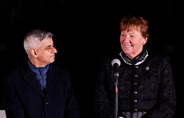 2021年12月2日，英國倫敦，倫敦市長簡世德（Sadiq Khan，左）與挪威奧斯陸市長博根（Marianne Borgen，右）出席特拉法加廣場（Trafalgar Square）舉行的聖誕樹點燈儀式。（Tolga Akmen/AFP via Getty Images）