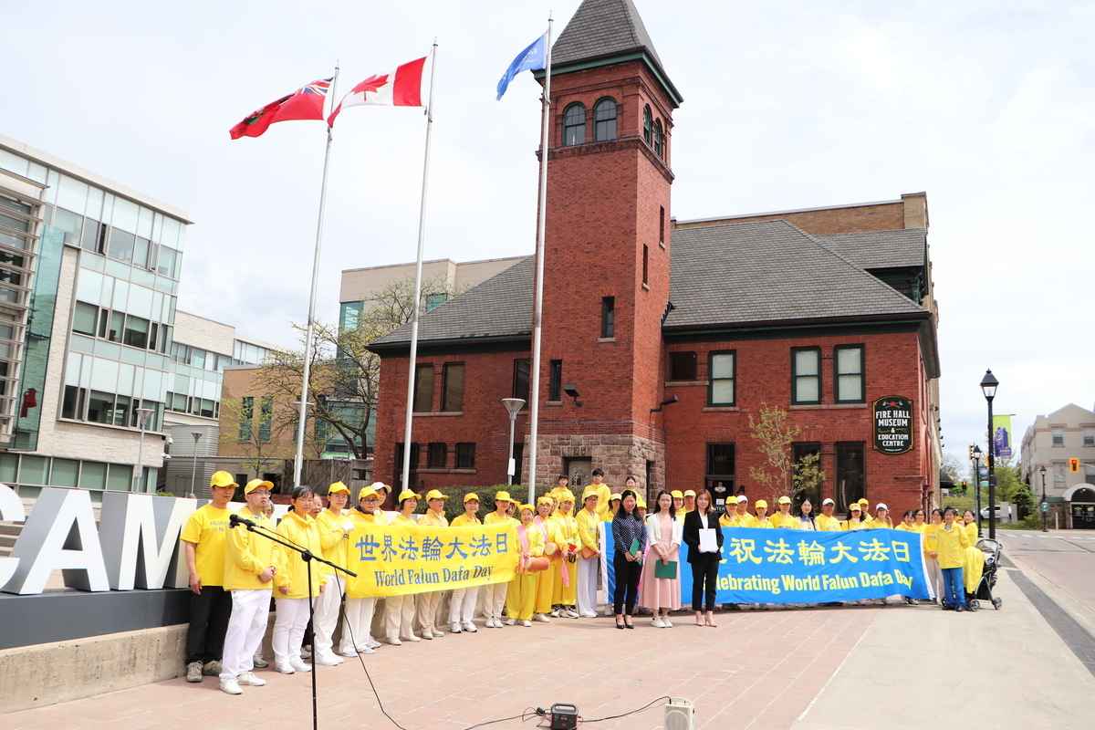 2025年5月12日上午,安省劍橋市(Cambridge)市政廳門前舉行慶祝「世界法輪大法日」升旗儀式。劍橋選區省議員布萊恩‧瑞德(Brian Riddell)發來賀信,褒獎法輪大法。(Melissa Li/大紀元)
