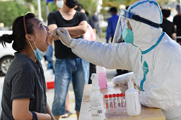 2021年8月5日江蘇南京市民正在接受核酸檢測。（STR/AFP via Getty Images）