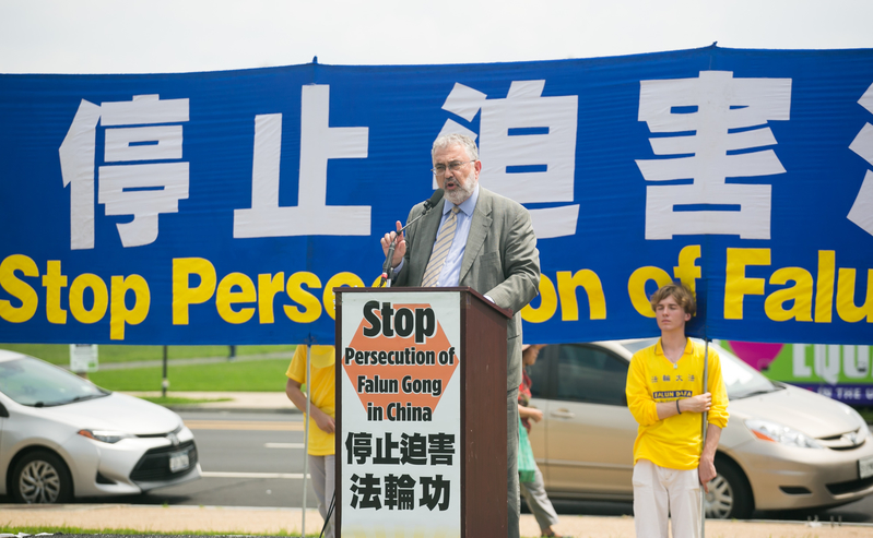 2023年7月20日,美國首都華盛頓DC國會山前舉行大型集會,抗議中共過去24年來對法輪功團體的殘酷迫害,呼籲「解體中共、停止迫害法輪功」。美國國會及行政當局中國委員會(CECC)幕僚長、律師陶智(Piero Tozzi)在集會上發言。(李莎/大紀元)