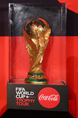 2022年11月20日，2022卡塔爾世界盃正式揭幕，比賽將歷時29天，進行64場較量，於12月18日進行決賽。參賽的32支球隊被分成8組，每組前兩名將晉級16強，進行淘汰賽。圖為已經抵達卡塔爾的世界盃冠軍獎盃——大力神盃。（Anne-Christine Poujoulat/AFP via Getty Images）