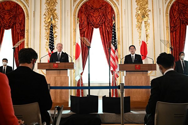 周一（2022年5月23日），美國總統拜登正在日本進行為期兩天的訪問，日程包括與日本、印度和澳洲領導人召開「四方安全對話」（Quad）峰會。圖為拜登在東京市中心赤阪離宮（Akasaka Palace）與日本首相岸田展開會談並舉行新聞發布會。（Saul Loeb/AFP）