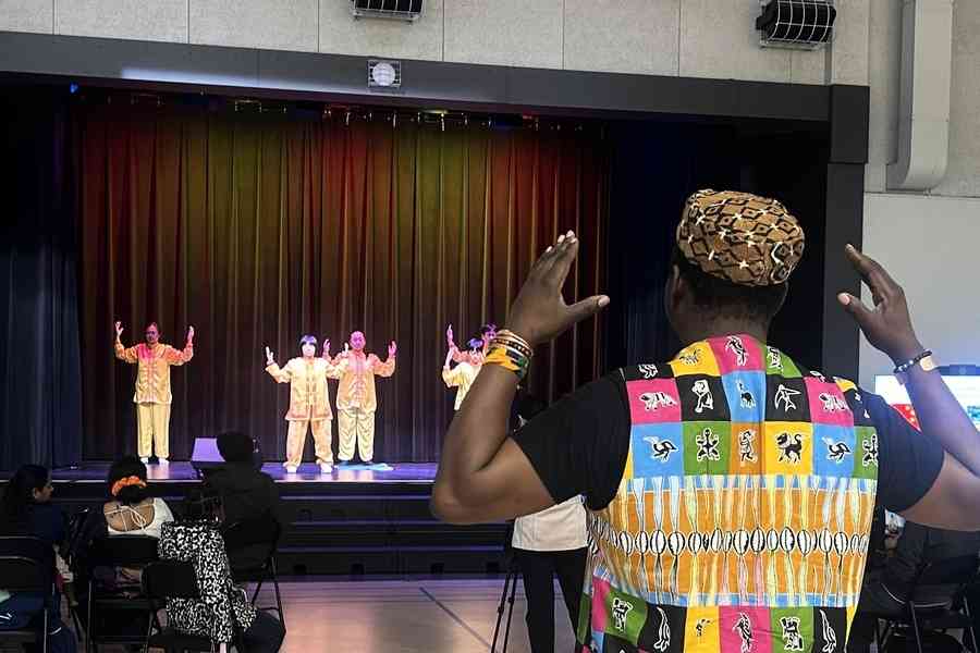 藝術家在加國多元文化節學法輪功 感受神奇能量