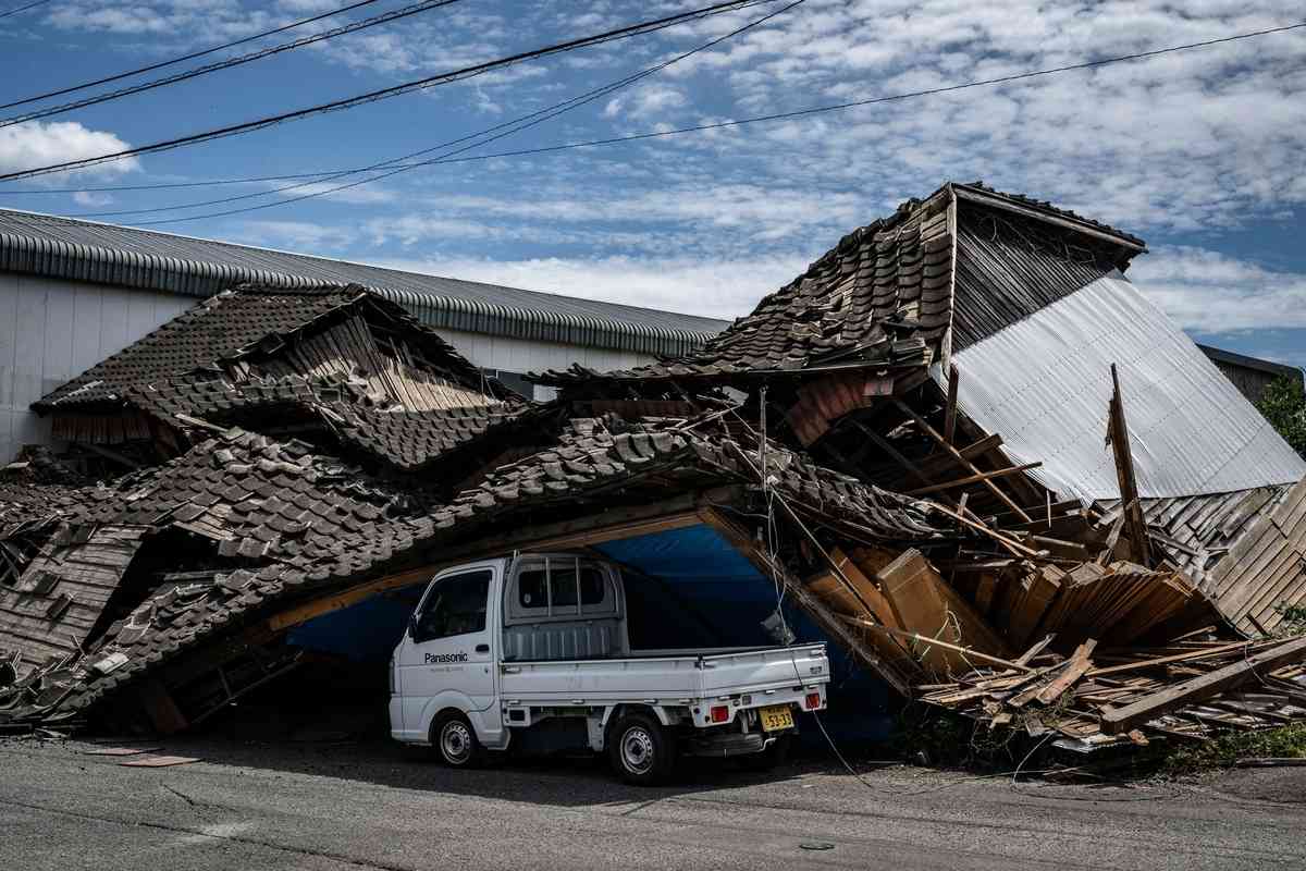 2026年7月29日，日本熊本縣八代市一棟房屋在地震中坍塌，並砸中停放在一旁的小貨車。（Yuichi Yamazaki/AFP via Getty Images）