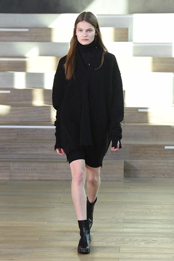 「全黑造型。長絨外套中和了高冷的距離感。米蘭時裝周2021/2022秋冬時裝秀。（Stefania M. D'Alessandro/Getty Images）