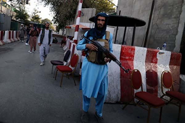 2021年9月14日，一名塔利班戰士在檢查站站崗。 （KARIM SAHIB/AFP via Getty Images）