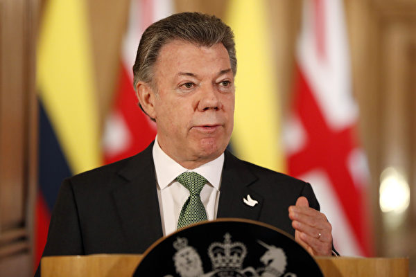 哥倫比亞總統桑托斯將出席領諾貝爾和平獎。圖為11月2日，桑托斯出訪英國並出席新聞發佈會。（Kirsty Wigglesworth – WPA Pool/Getty Images）