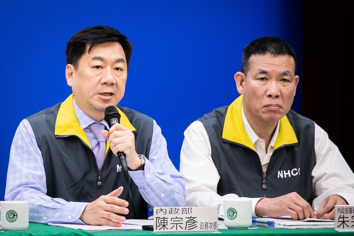 中華民國內政部次長陳宗彥（左）2月27日表示，針對假訊息案件，已查處116件，其中移送77件、107人。（陳柏州／大紀元）