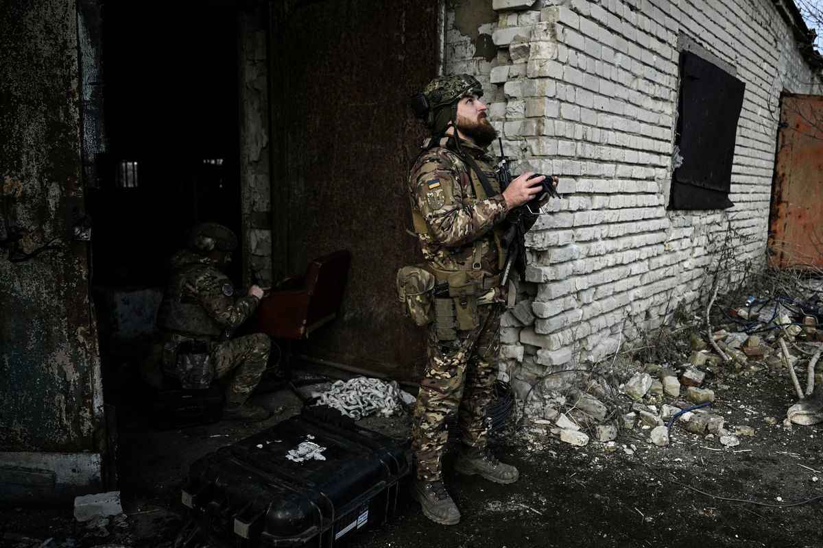 2023年3月5日，烏克蘭軍人駕駛無人機在頓巴斯（Donbas）地區巴赫穆特市（Bakhmut）偵查俄羅斯陣地。（ARIS MESSINIS/AFP via Getty Images）