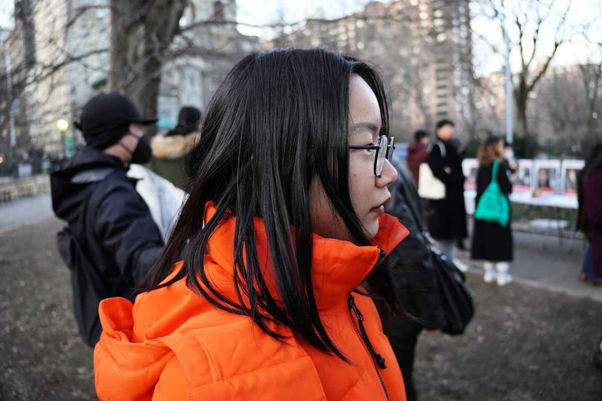 2023年2月5日，蘇碧文在紐約市曼哈頓中央公園參加紀念李文亮醫師活動。（林宜君/大紀元）