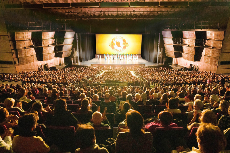 2022年3月2日下午，神韻環球藝術團在巴黎國際會議中心進行了第二場演出，全場爆滿。（章樂／大紀元）