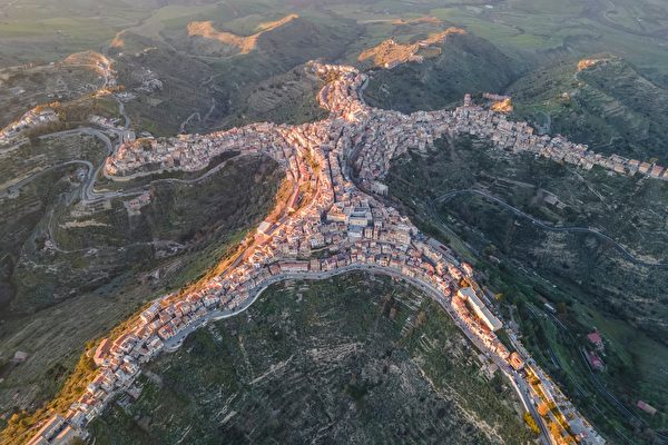 意大利小鎮呈大字型 從空中俯視宛如巨人