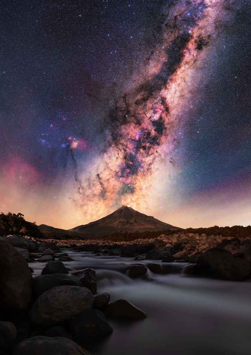《銀河從斯東尼河和塔拉納基山上升起》，地點：紐西蘭塔拉納基。（Brendan Larsen via Capture the Atlas提供）