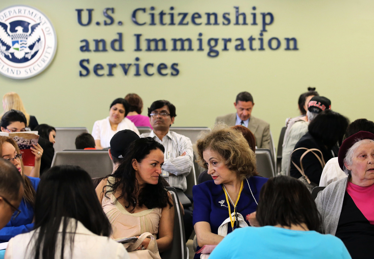 美國移民局9月14日宣布，從10月開始，所有接受移民體檢的綠卡申請人都必須全面接種COVID-19疫苗。圖為美國移民局。（John Moore/Getty Images）