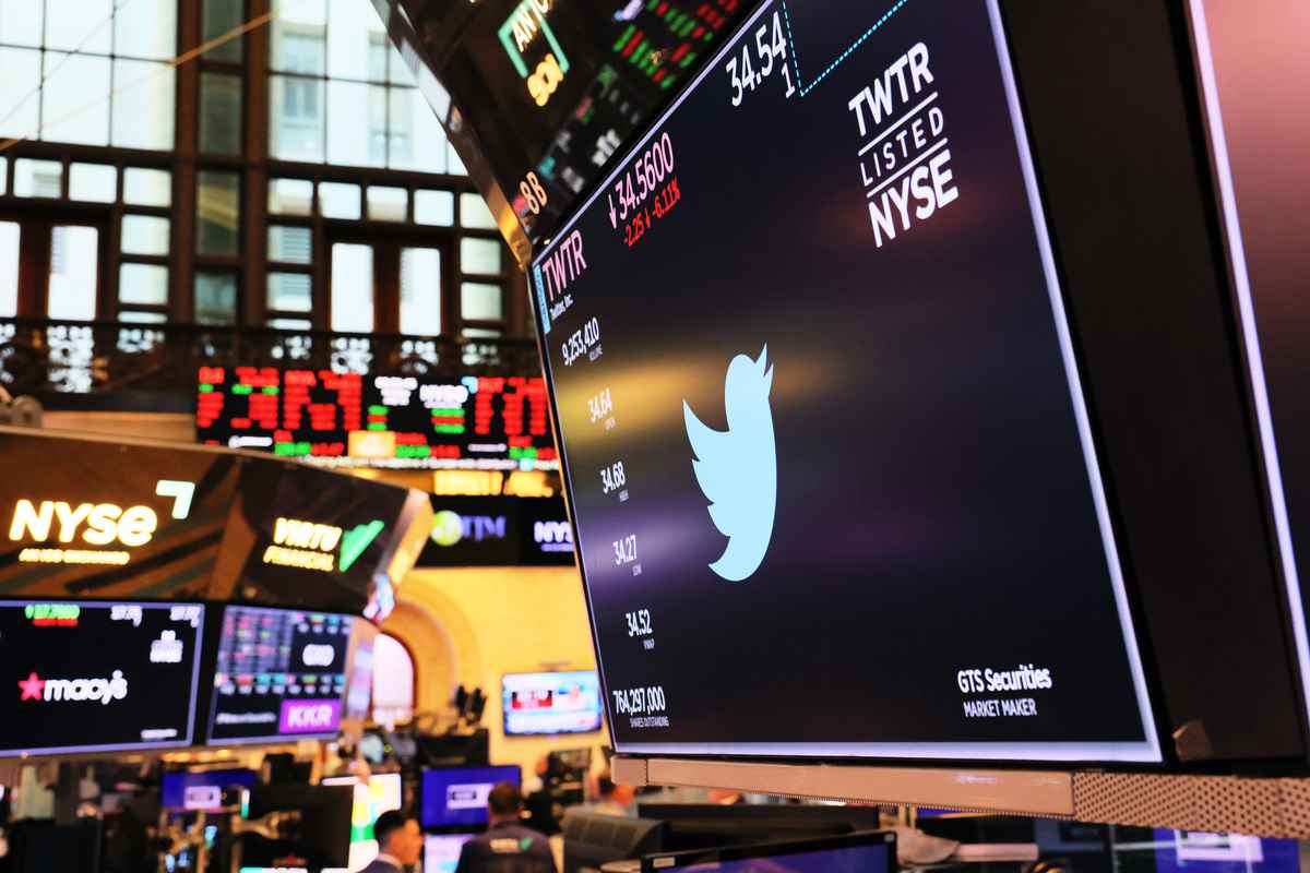 2022年7月11日，紐約市早間交易期間，紐約證券交易所的屏幕上顯示出推特（Twitter）標誌。在馬斯克（Elon Musk）宣布他正試圖結束對該公司440億美元的收購後，該社交媒體股價下跌。（Michael M. Santiago/Getty Images）
