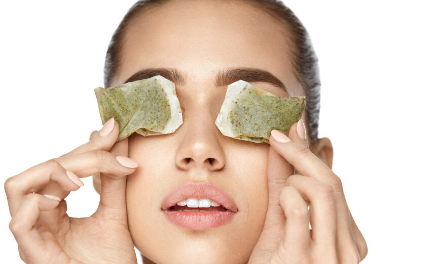 用綠茶包冷敷改善眼袋。（Shutterstock）