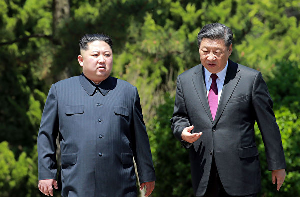2018年5月習近平與金正恩在大連會面。（AFP PHOTO/KCNA VIA KNS/KCNA VIA KNS/South Korea OUT/REPUBLIC OF KOREA OUT）