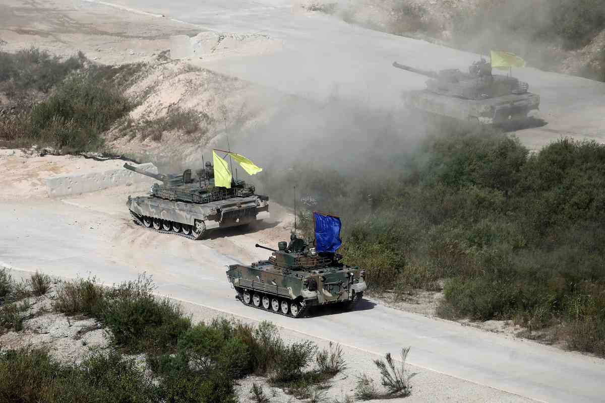 2022年9月20日，南韓抱川市（Pocheon），南韓防務展（DX Korea 2022）前，陸軍坦克參加實彈演習。（Chung Sung-Jun/Getty Images）