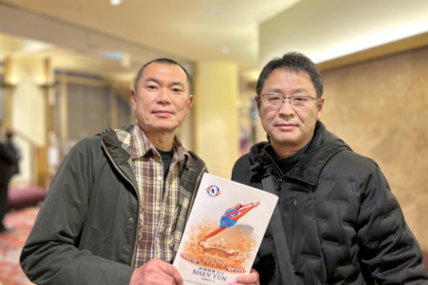 2024年12月26日下午,舞台專業攝影師杉原一馬(Sugihara Kazuma,左)與舞台專業攝影師黑川務(Kurokawa Tsutomu,右)觀看了在名古屋的愛知縣藝術劇場(Aichi Preectural Art Theater)舉行的第五場神韻演出。(牛彬/大紀元)