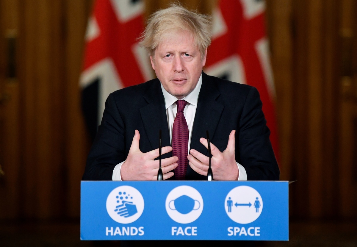 2020年12月19日，英國倫敦唐寧街10號，總理鮑里斯·約翰遜（Boris Johnson）在新聞發佈會宣佈新的防疫措施。（TOBY MELVILLE/POOL/AFP via Getty Images）