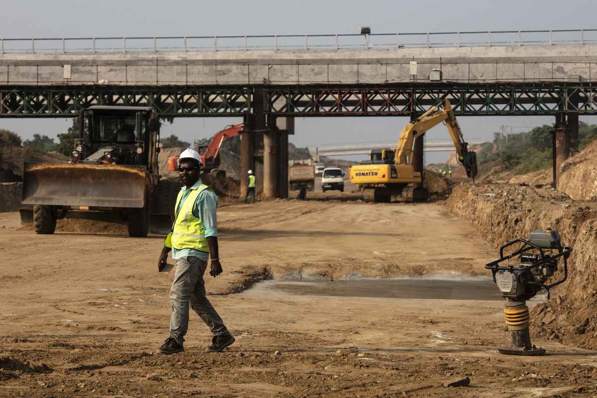 圖為2018年11月16日，斯里蘭卡正在興建的「一帶一路」高速公路施工現場，項目款由中國進出口銀行提供對外貸款。（Paula Bronstein/Getty Images）