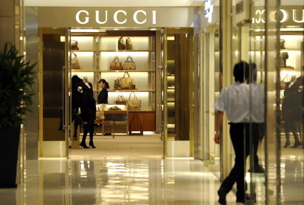 中國經濟專家籲給每人發千元購物券 引熱議