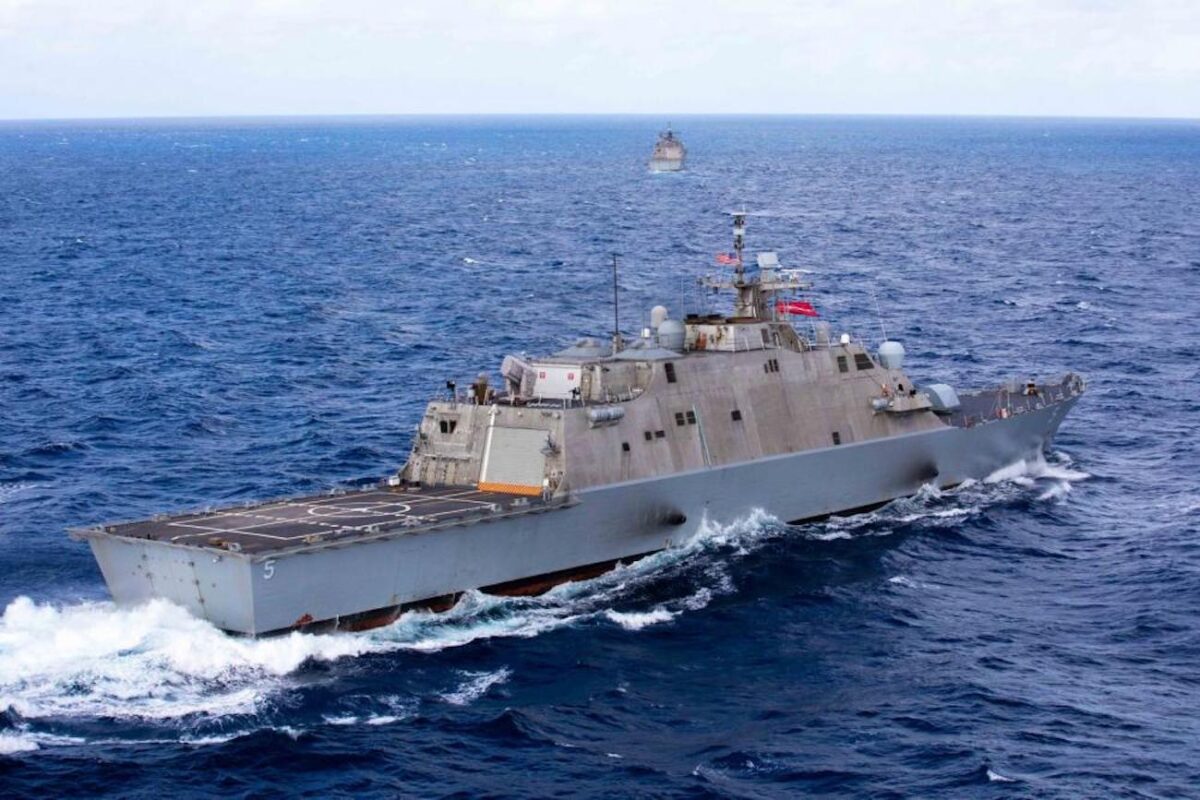 2021年12月16日，自由級瀕海戰鬥艦密爾沃基號（USS Milwaukee）在海洋中行駛。（U.S. Navy photo/Aaron Lau）