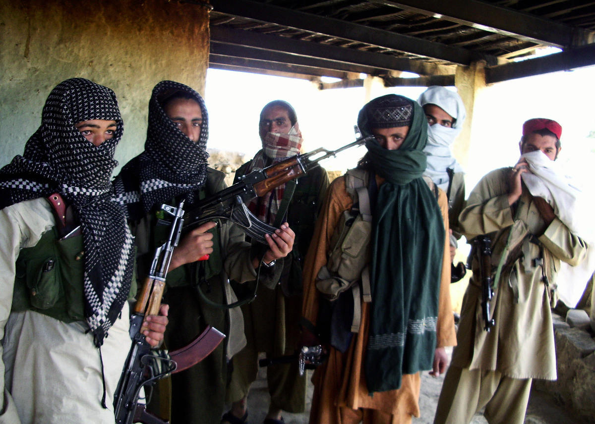 巴基斯坦塔利班人員聚集在一個部落區的藏身處。（REHMAN ALI/AFP via Getty Images）