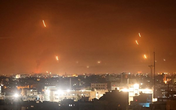 以色列與哈馬斯之間的敵對行動在一夜之間升級，爆發多年來最嚴重的軍事衝突。圖為2021年5月12日，哈馬斯向以色列發射火箭彈。（SAID KHATIB / AFP）