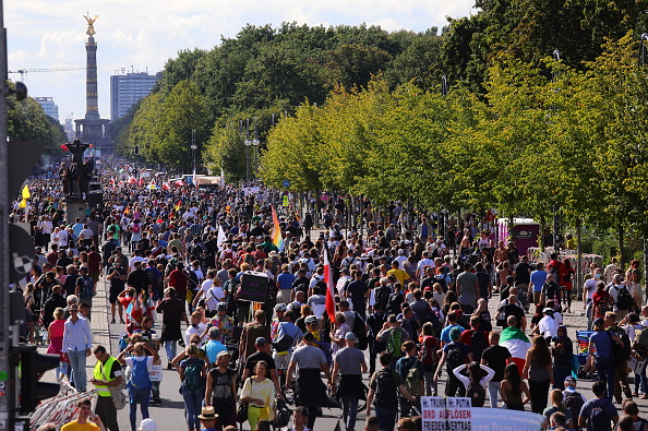 圖為8月29日在柏林舉行的反對德國防疫政策的大型抗議活動。（Omer Messinger/Getty Images）