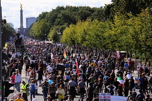 反對防疫政策 德國多個城市再現大遊行