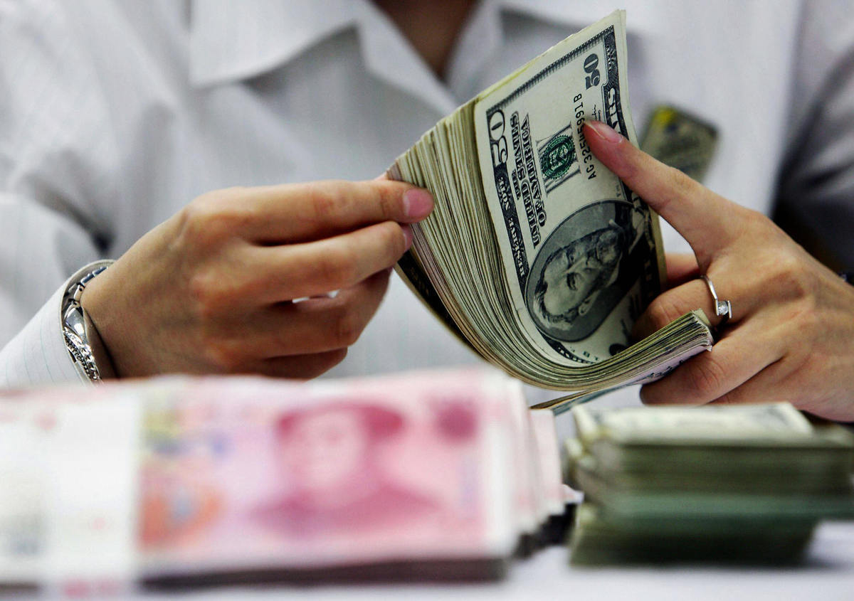 最近幾周，北京翻出了過去的一系列老政策工具，以減緩人民幣匯率下滑，但分析人士稱，面對不可阻擋的美元，人民幣勝算機會渺茫。圖為人民幣示意圖。（STR/AFP via Getty Images）
