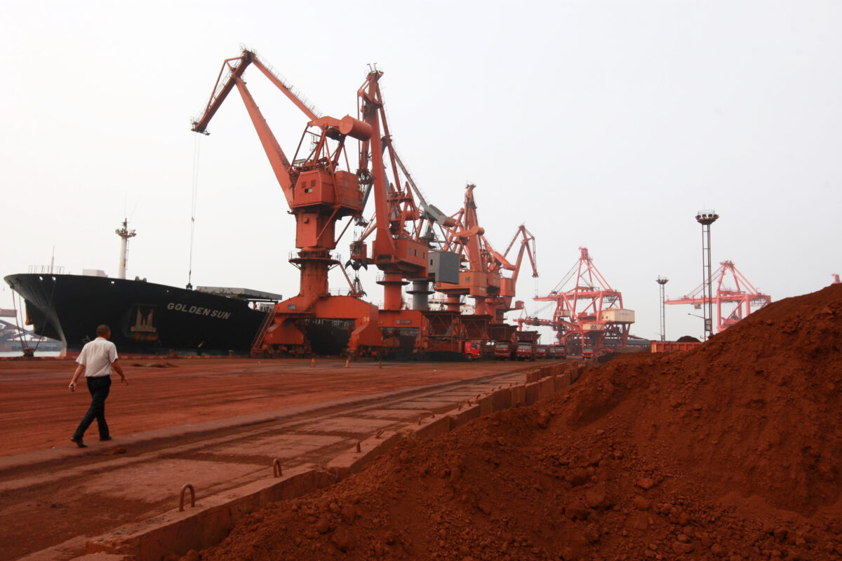  中國連雲港的一個港口，等待出口的含有各種稀土元素的土壤，日期不詳。 （STR / 法新社／Getty Images）