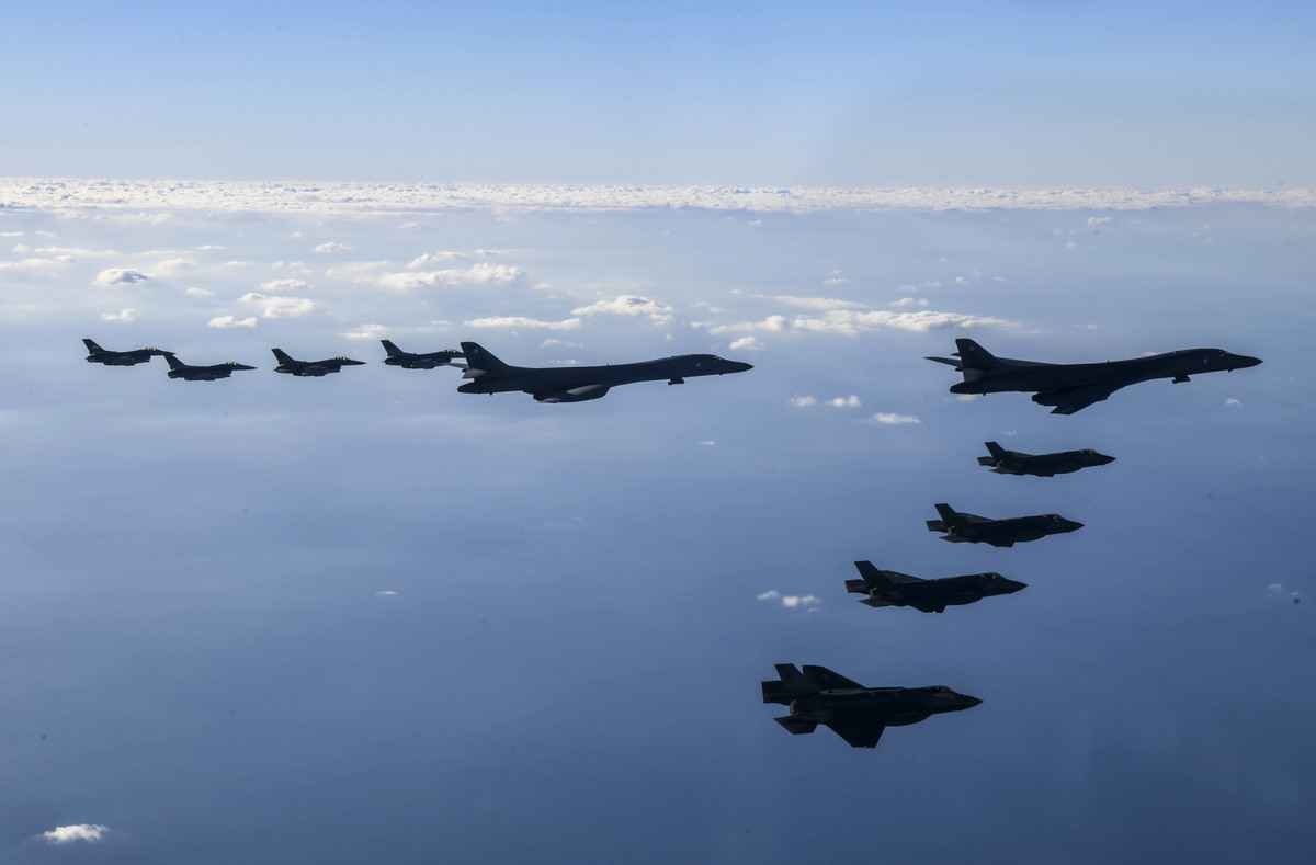 2022年11月5日，在南韓一個未公開地點，兩架美國B-1B藍瑟（Lancer，又譯槍騎兵）戰略轟炸機、四架南韓空軍F-35戰鬥機和四架美國空軍F-16戰鬥機在「警戒風暴」（Vigilant Storm）聯合空演中飛越南韓。南韓軍方表示，北韓當天向黃海發射了四枚短程彈道導彈（SRBM）。（South Korean Defense Ministry via Getty Images）