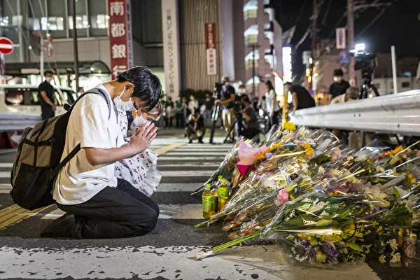 2022年7月8日，直至深夜仍有許多民眾在安倍晉三遇襲的地點致哀。 （Yuichi Yamazaki/Getty Images）