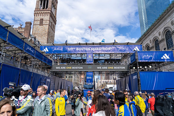 第127屆波士頓馬拉松盛大舉辦。賽前的4月15日，眾多跑者和遊客在終點線前遊覽。（劉景燁／大紀元）