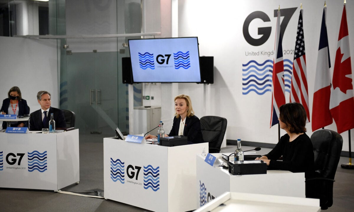 2021年12月11日，英國外交大臣特拉斯（中）在英格蘭西北部港口城市利物浦博物館舉行的G7外交和發展部長峰會開幕式上發表講話。（Olivier Doulier/Pool/AFP via Getty Images）