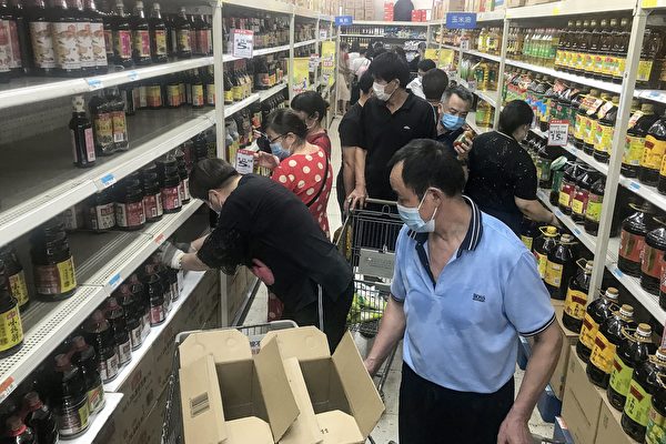 受疫情影響，8月2日，武漢大批市民紛紛到超市購物、囤積物資。（STR/AFP via Getty Images）