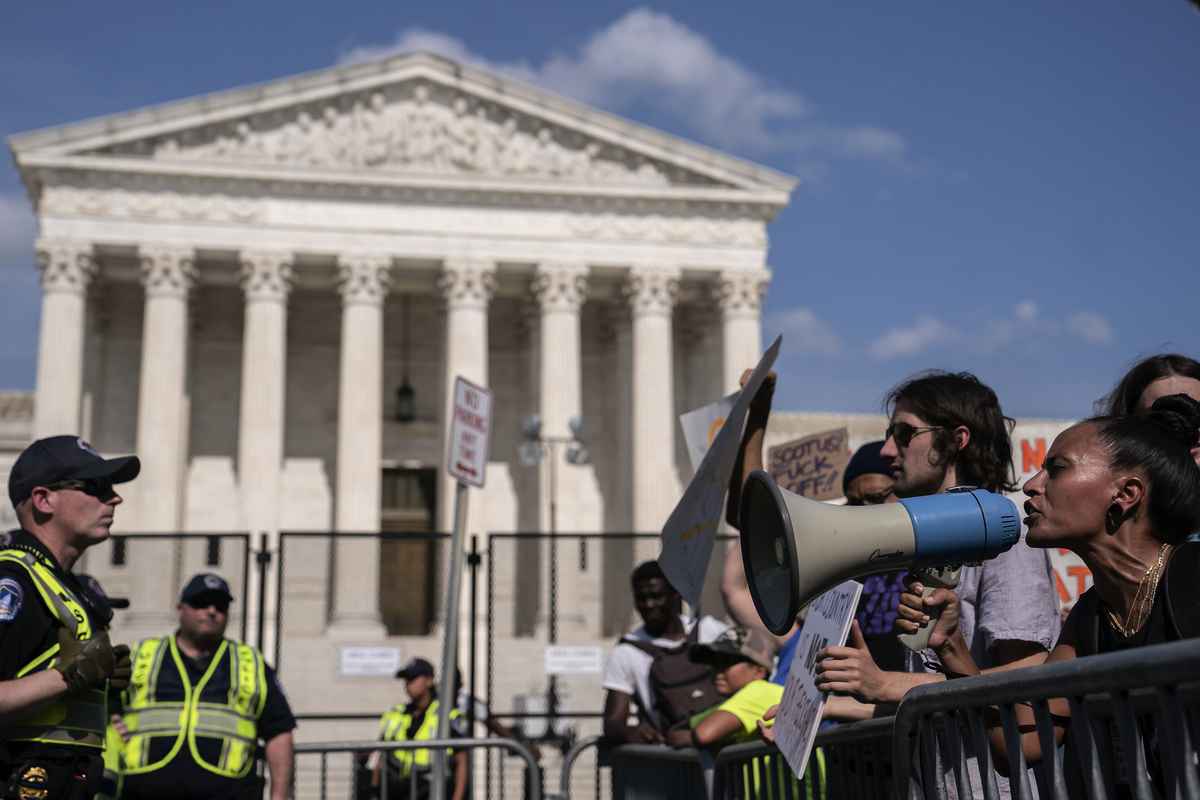 2022年6月26日，支持墮胎的活動人士（右邊）在最高法院前與支持生命的活動人士爭論。（Nathan Howard/Getty Images）