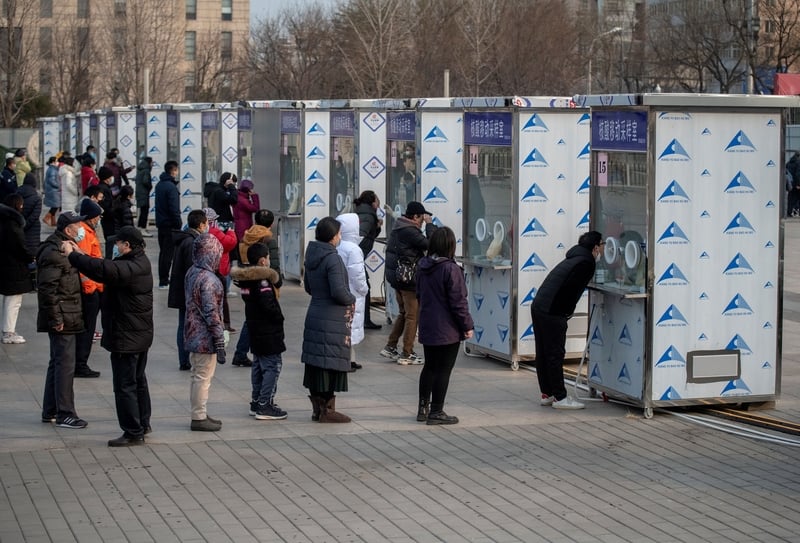 2021年1月23日在北京西城區，居民在檢測點作核酸檢測。（NOEL CELIS/AFP via Getty Images）