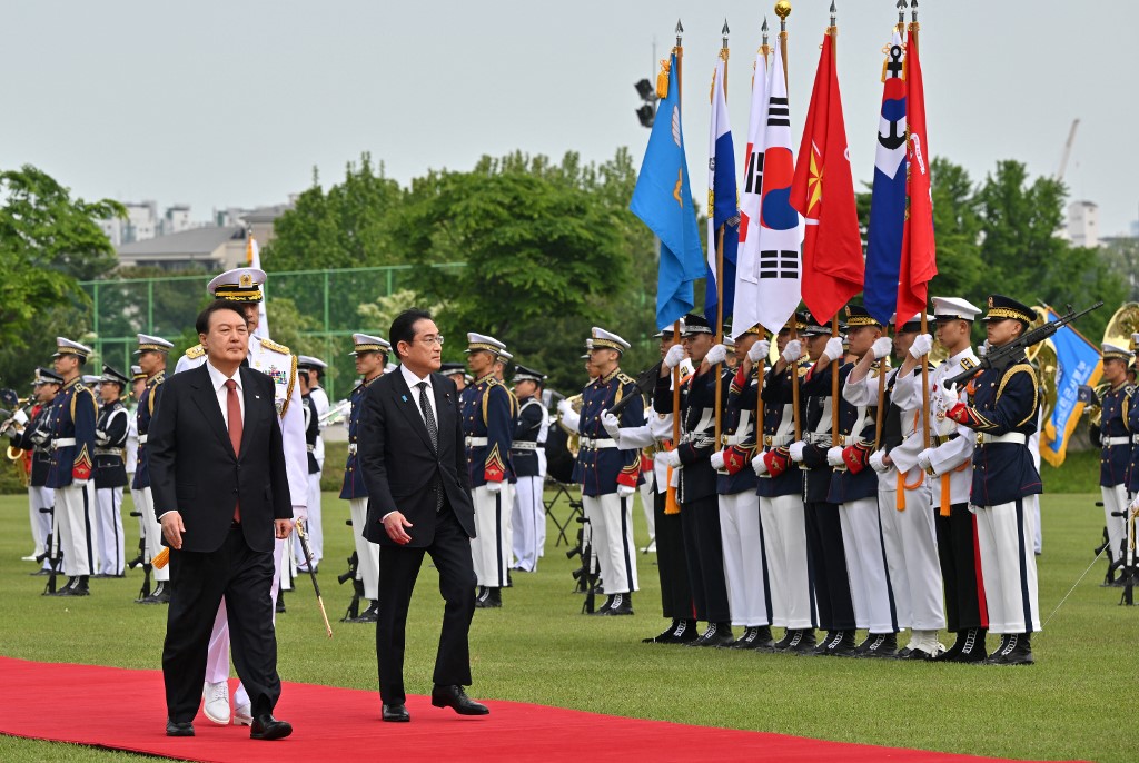 2023年5月7日，日本首相岸田文雄和南韓總統尹錫悅在南韓總統府舉行的歡迎儀式上檢閱儀仗隊。（Jung Yeon Je/POOL/AFP）